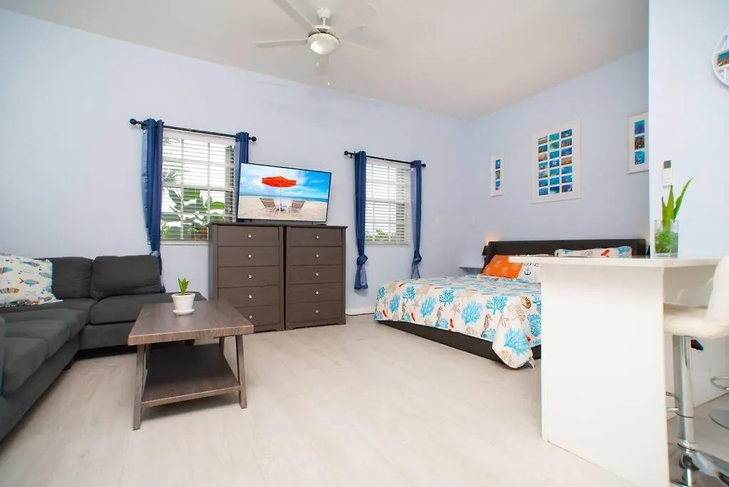 Southwinds Studio East End شقة